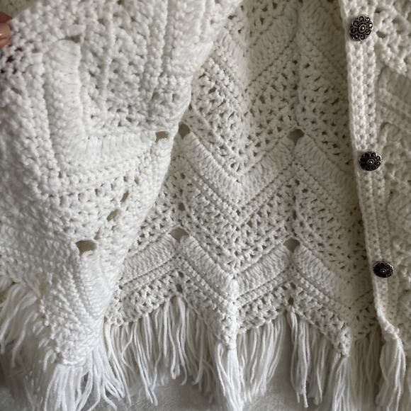 Hand Crochet Poncho Sweater Cape Silver Buttons White Boho Festival - Picture 6 of 9